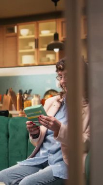 Dikey Videolu Yaşlı Kadın, ilaç kutusunun dozajı, BP monitörünü hazırlayan adam, rahat ev, günlük sağlık hizmetlerini yapan emekli yaşlılar. Uzun ömürlü olmayı destekleyen evde kişisel bakım ve hastalıkların önlenmesi.