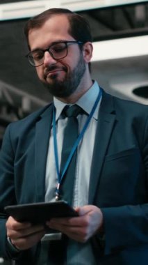 Hata kayıtlarını ve hata ayıklama sistemlerini izlemek için tablet ve AR teknolojisini kullanarak veri merkezinde dikey video yazılım geliştirici. Sunucu merkezindeki sistem yöneticisi. mavi kablo ağı sondajları üzerinde tanılama yapıyor