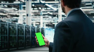 Veri merkezi yönetimi tarafından kullanılan yeşil ekran akıllı telefonu internet hizmetlerine yardım eden kablo ağ donanımı yönetiyor. İşçi dijital depolama sistemleri için sunucu çiftliğinde cep telefonu kullanıyor, kamera A