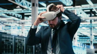 VR gözlük, bitirme görevi ve yazılım geliştiricisi veri merkezi gelecek korumalı ağında kaldırılıyor. Sunucu merkezinin siber güvenliği arttırılıyor, sanal gerçeklik görselleştirme teknolojisi ve bilişim profesyoneli, kamera B