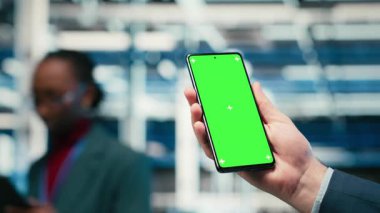 Veri merkezi yönetimi tarafından kullanılan yeşil ekran akıllı telefonu internet hizmetlerine yardım eden kablo ağ donanımı yönetiyor. İşçi dijital depolama sistemleri için sunucu çiftliğinde model cep telefonu kullanır, kamera B