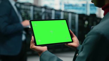 Veri merkezinde yeşil ekran tableti ve yazılım geliştiricisi tarafından veritabanı depolama platformlarını yönetmek için kullanılan artırılmış gerçeklik. Bulut hesaplama sunucu tarım uzmanı VFX örtüsü, kamera B tarafından kullanılan krom anahtar aygıtı