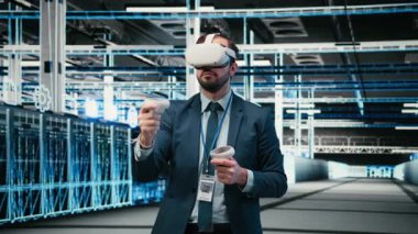 Hata ayıklama sistemi hataları, VR kulaklık teknisyeni ve veri merkezinde bilgisayar bilimci. Sanal gerçeklik simülasyonu, kablo ağ teçhizatı ve sunucu çiftliğinde çalışan işçi, kamera A kullanılarak.