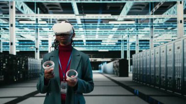 Veri merkezi sistem yöneticisi veritabanı depolama donanımlarını yönetmek için VR kulaklık ve AR simülasyonu kullanır. Bulut bilgisayarlı sunucu odası çalışanı sanal gerçeklik teknolojisi kullanıyor VFX görselleştirme, kamera A