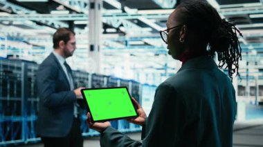 Veri merkezinde yeşil ekran tableti ve yazılım geliştiricisi tarafından veritabanı depolama platformlarını yönetmek için kullanılan artırılmış gerçeklik. Bulut hesaplama sunucu tarım uzmanı VFX örtüsü, kamera A tarafından kullanılan krom anahtar aygıtı