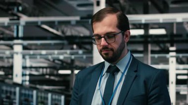 İzleme sistemi, AR simülasyonu ve veri merkezindeki mühendis portresi performans darboğazlarını tanımlıyor. Aygıt, kamera B kullanılarak sunucu çiftliğinde optimizasyonlar, VFX birleşimi ve işçiler uygulanıyor