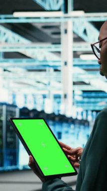 Veri merkezi yazılım geliştiricisi tarafından kod yazmak için kullanılan dikey video izole ekran modelleme tableti. Program betiği ve kamera çalıştırmak için krom anahtar yeşil ekran aygıtı uygulaması kullanan sunucu merkezi çalışanı