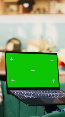 Dikey video, iki yaşlı insanın emeklilik yaşı boyunca evde sağlık hizmetleri rutinlerini yaptıkları yeşil ekran dizüstü bilgisayarı izole etti. Kadın ve erkek boş zamanın ve uzun yaşamın tadını çıkarıyorlar.