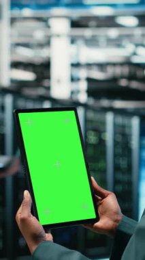 Veri merkezinde dikey video yeşil ekran tableti ve veritabanı depolama platformlarını yönetmek için yazılım geliştirici tarafından kullanılan artırılmış gerçeklik. Bulut hesaplama sunucusu tarım uzmanı VFX tarafından kullanılan krom anahtar aygıtı