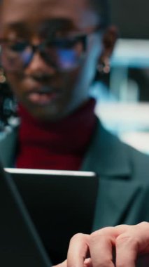 Dikey Veri Merkezi mühendislik ekibi AR simülasyonunu kullanarak sistemleri izleyerek beyin fırtınası yapıyor. Takım çalışması sunucu merkezi iş birliği yapıyor, iyileştirme yapmak için aygıtlar kullanıyor, VFX üstüste