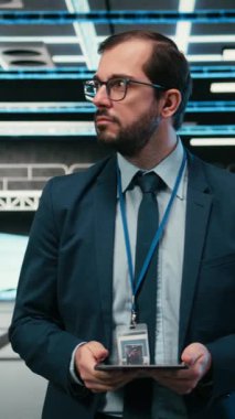 Yükseltilmiş sunucu rafları sistemleri yüklemek için tablet ve artırılmış gerçeklik kullanan dikey video Veri Merkezi yazılım geliştiricisi. Çalışan, sunucu merkezini, VFX 'i izlemek için aygıt üzerinde otomatik uygulama kullanıyor