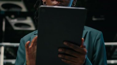 Gülümseyen veri merkezinin kadın mühendisi, ağ kapatma süresinden sonra memnun oldu. Sunucu çiftliği siber güvenliğini tablet ve kamera A ile arttırdıktan sonra mutlu kadın portresi