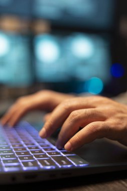 Ofisteki yazılım programlama görevleri sırasında dizüstü bilgisayarda yazı yazan ellerin kapatılması. Dijital aygıt üzerine Kafkas geliştirici programlar, işlevlerin geliştirilmesi ve şirket veri korumasının güçlendirilmesi.