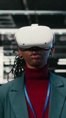 Dikey video Happy veri merkezi teknisyeni, VR kulaklık teknolojisi kullanıyor. Geleceğe duyarlı ağdan memnun. Sunucu merkezi güvenliğini sanal gerçeklikle arttırdıktan sonra memnun olan neşeli işçiler