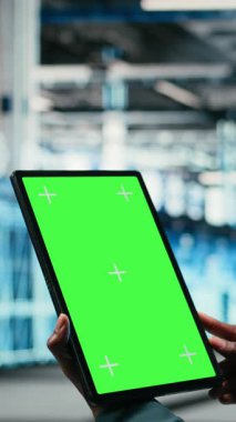 Veri merkezinde dikey video izole ekran modelleme tableti, kod ve yazılım geliştiricisi. Program betiği çalıştırılıyor, krom anahtar yeşil ekran aygıtı uygulaması ve sunucu merkezinde çalışan