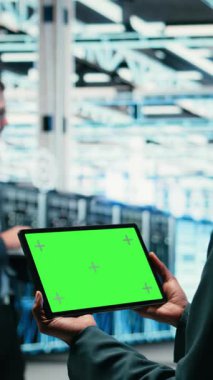 Veri merkezinde dikey video yeşil ekran tableti ve veritabanı depolama platformlarını yönetmek için yazılım geliştirici tarafından kullanılan artırılmış gerçeklik. Bulut hesaplama sunucusu tarım uzmanı VFX tarafından kullanılan krom anahtar aygıtı