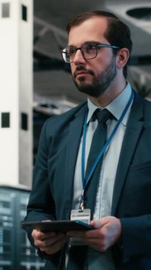 Veritabanında yükseltme sistemleri, tablet ve yazılım geliştirici sunucu rafları yüklemek için arttırılmış gerçekliği kullanır. Sunucu merkezi, VFX örtüşmesi ve aygıt otomasyonu kullanan çalışanın izlenmesi