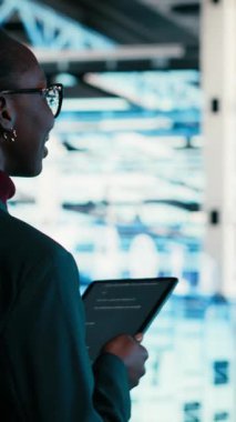 Tablet kullanarak veri merkezinde dikey video hata ayıklama sistemi hataları, AR teknolojisi ve yazılım geliştiricisi. Ekipman kontrolü, kablo ağ süper bilgisayarı ve sunucuda profesyonel yürüyüş