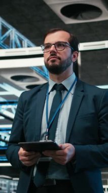 Veritabanında yükseltme sistemleri, tablet ve yazılım geliştirici sunucu rafları yüklemek için arttırılmış gerçekliği kullanır. Sunucu merkezi, VFX örtüşmesi ve aygıt otomasyonu kullanan çalışanın izlenmesi