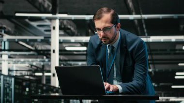 Veritabanı depolama için BT altyapısını yöneten geliştirilmiş gerçeklik simülasyonu, dizüstü bilgisayar ve mühendis. Platformların izlenmesi, VFX birleşimi ve bulut hesaplama sunucu çiftliği, kamera B