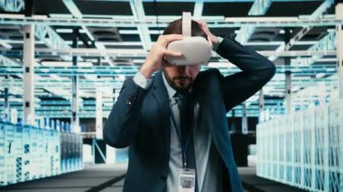 VR gözlük, bitirme görevi ve yazılım geliştiricisi veri merkezi gelecek korumalı ağında kaldırılıyor. Sunucu merkezinin siber güvenliği arttırılıyor, sanal gerçeklik görselleştirme teknolojisi ve bilişim profesyoneli, kamera A