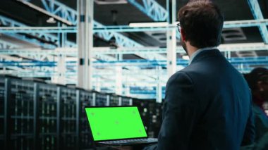 Veri merkezinde yeşil ekran dizüstü bilgisayar ve teknisyen tarafından hata ayıklama ve görselleştirme için kullanılan AR teknolojisi. Sunucu çiftliği uzmanı, kablo ağ teçhizatı ve kamera A 'da tanılama yapmak için model defter kullanır.