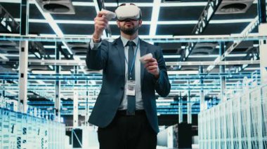 VR kulaklık teknolojisini kullanarak ekipman kaynakları optimizasyonu için veri merkezi programcısı. Donanım süper bilgisayarlarını yükseltmek için sanal gerçeklik simülasyonu kullanan sunucu çiftliği bilişim uzmanı, kamera A