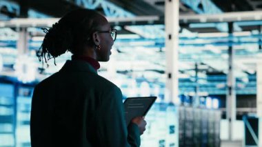 Hata ayıklama sistemi hataları, AR teknolojisi ve yazılım geliştiricisi tablet kullanarak veri merkezinde. Ekipman kontrolü, kablo ağ süper bilgisayarı ve sunucu çiftliğinde profesyonel yürüyüş, kamera B