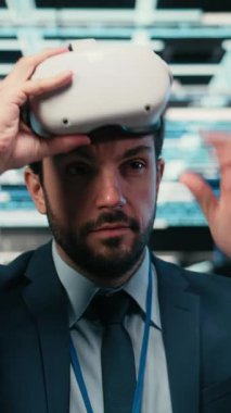 Teçhizat donanımı optimizasyonundan sonra VR gözlüklerini çıkaran Neşeli Veri Merkezi teknisyeni dikey video. Jolly sunucu tarım uzmanı sanal gerçeklik teknolojisini kullanarak geliştirdikten sonra memnun oldu