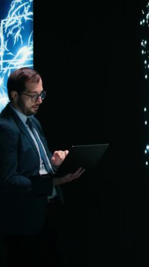 Artırılmış gerçeklik simülasyonu kullanılarak yapay zeka bağlantılarını yeniden yapılandıran dikey video programcısı. Bilgisayar bilimcisi yapay zeka nöronlarını elle kontrol etmek için AR görselleştirmesini kullanıyor.