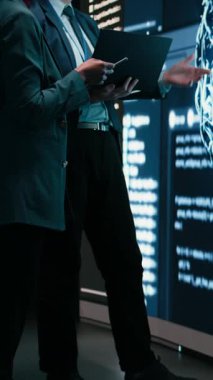 Dikey video mühendisliği ekibi iş arkadaşları özerk ajans yapay zekasından birlikte çalışarak görevler alırlar. Dijital ortama yansıtılan yapay zeka süper zekasıyla konuşan takım arkadaşları