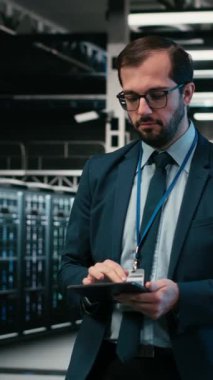 Yükseltilmiş sunucu rafları sistemleri yüklemek için tablet ve artırılmış gerçeklik kullanan dikey video Veri Merkezi yazılım geliştiricisi. Çalışan, sunucu merkezini, VFX 'i izlemek için aygıt üzerinde otomatik uygulama kullanıyor