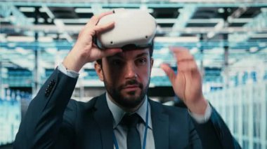 Teçhizat donanımı optimizasyonundan sonra VR gözlüklerini çıkaran neşeli veri merkezi teknisyeni. Jolly sunucu tarım uzmanı donanımı yükseltmek için sanal gerçeklik teknolojisi kullandıktan sonra memnun oldu, kamera A