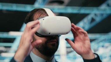 Teçhizat donanımı optimizasyonundan sonra VR gözlüklerini çıkaran neşeli veri merkezi teknisyeni. Jolly sunucu tarım uzmanı donanım geliştirmek için sanal gerçeklik teknolojisi kullandıktan sonra memnun oldu, kamera B