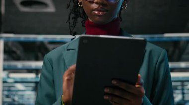 Geleceğe duyarlı şirket ağı, yakın tebessüm ve veri merkezindeki kadın mühendis. Siber güvenliği arttırmak, tablet ve memnun kadın portresi sunucu çiftliği, kamera A 'da.