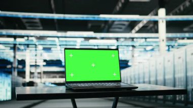 Veri merkezindeki bilgisayar modellemesi ve sistemleri izlemek için geliştirilmiş gerçeklik simülasyonu. İzole ekran defteri sunucu merkezinde dijital ikiz taramalar yaratıyor, optimizasyonlar yapıyor, VFX birleşimi