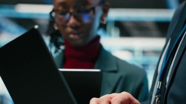 Veri merkezi mühendislik ekibi sistemleri izlemek için AR simülasyonunu kullanarak beyin fırtınası yapıyor. Takım çalışması sunucu merkezi iş birliği yapıyor, optimizasyon yapmak için aygıtlar kullanıyor, VFX üstüste, kamera B