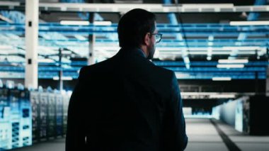 Kod yazılıyor, tablet kapatılıyor ve veri merkezinde hata düzeltme amaçlı yazılım yamaları derliyor. Sunucu çiftliğinde programlama betiği, aygıt uygulaması ve bilişim uzmanı çalıştırılıyor, kamera B