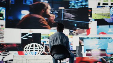 Genç adam sıkıntı içindeki akıllı telefona bakıyor. Sosyal medyanın akıl sağlığı üzerindeki zehirli etkisini simgeliyor. Sevgiler, yazılar ve sonsuz kaydırmalar stres ve depresyona yol açar. Bunalmış kullanıcı. Kamera B.