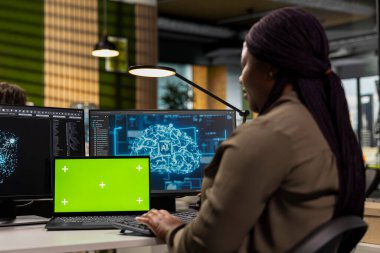 Başlangıçta AI algoritmaları çalıştıran yazılım geliştiricisi tarafından kullanılan izole ekran laptopu. Yapay zeka kullanan bir bilişim uzmanı. Model defterindeki derin kodlama platformu.