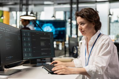 Bilgisayar bilimcisi AI büyük dil modeli sohbet robotunu başlangıç çalışma alanında PC 'de çalıştırıyor. Bilgisayarda yapay zeka sinirsel ağ LLM kodlama platformu kullanan bilişim uzmanı