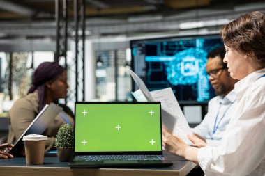 Yapay zeka modelleri yaratmak için beyin fırtınası yapan yazılım geliştiricileri tarafından kullanılan izole ekran bilgisayarı. Bilişim uzmanları, büyük dil modeli yapay zeka projesi için model defter kullanarak işbirliği yapıyorlar.