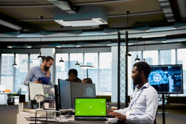 Mühendis, tekrarlanan kodlama görevlerini azaltmak için izole ekran dizüstü bilgisayarındaki yapay zeka otomasyon senaryolarını kullanıyor. Bilgisayarda yapay zeka teknolojisi kullanan bir bilgisayar uzmanı.