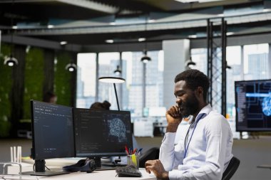 İş eğitim makinesindeki programcı hata ayıklama süreçlerini izlemek için modeller öğreniyor. Teknik sorunları tespit etmek ve çözmek için yapay zeka kullanan teknik girişimci