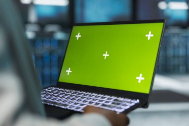 Sunucu odası teknisyeninin veri depolama ekipmanlarını onarmak için krom anahtar dizüstü bilgisayar kullanmasını engelle. Hata ayıklama süper bilgisayarları yapmak için izole ekran defteri kullanan veri merkezi çalışanı