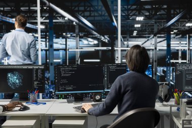 Sunucu odasındaki sistem yöneticisi altyapı teşhislerini gözden geçirmek için aygıtlar kullanıyor. Bilgi işlem merkezindeki bilişim uzmanı sistem uptime 'ı korumak için performans verilerini analiz ediyor