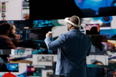 Teknolojiden anlayan profesyonel, sosyal medya platformlarını görmek için sanal gerçeklik gözlüğü kullanıyor, küresel bağlantıyı yansıtmak için bulut tabanlı uygulamalar ve bağlanma için yapay zeka güdümlü etki kullanıyor.