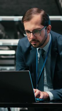 Veritabanı depolama için kullanılan bilişim altyapısını yöneten dijital video artırılmış gerçeklik simülasyonu, laptop ve mühendis veri merkezinde. Platformların izlenmesi, VFX birleşimi ve bulut hesaplama sunucusundaki adam