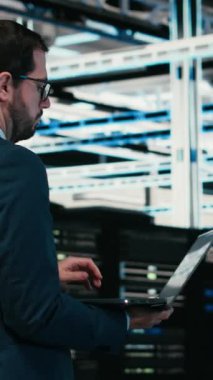 Veri merkezinde kaynak optimizasyonu yapan dikey video yazma kodu, dizüstü bilgisayar programı ve yazılım geliştiricisi. Bilgi işlem altyapısı güncelleniyor, sunucu merkezinde yürüyen dizüstü bilgisayar çalışanının betiği programlanıyor