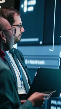 Dikey video mühendisliği ekibi iş arkadaşları özerk ajans yapay zekasından birlikte çalışarak görevler alırlar. Dijital ortama yansıtılan yapay zeka süper zekasıyla konuşan takım arkadaşları